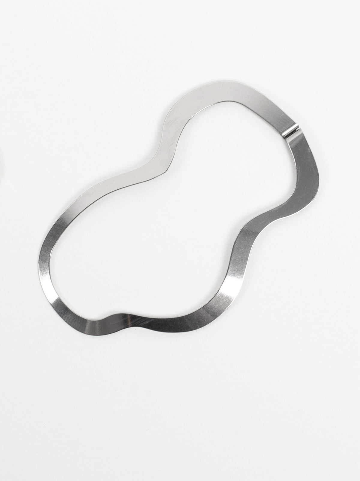 Product image of Clinq hair clip GAE in silver-tone clipped in