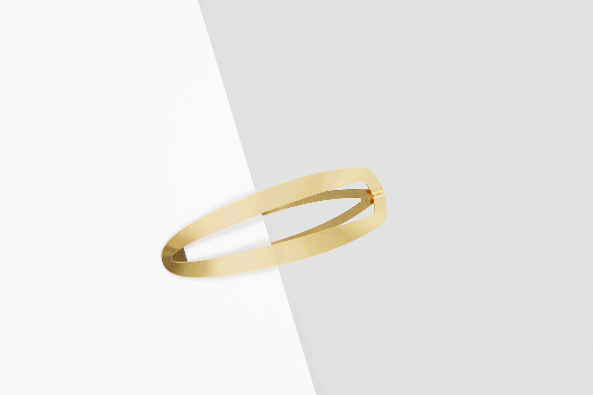 Product image of hair clip Gaia clipped in half way