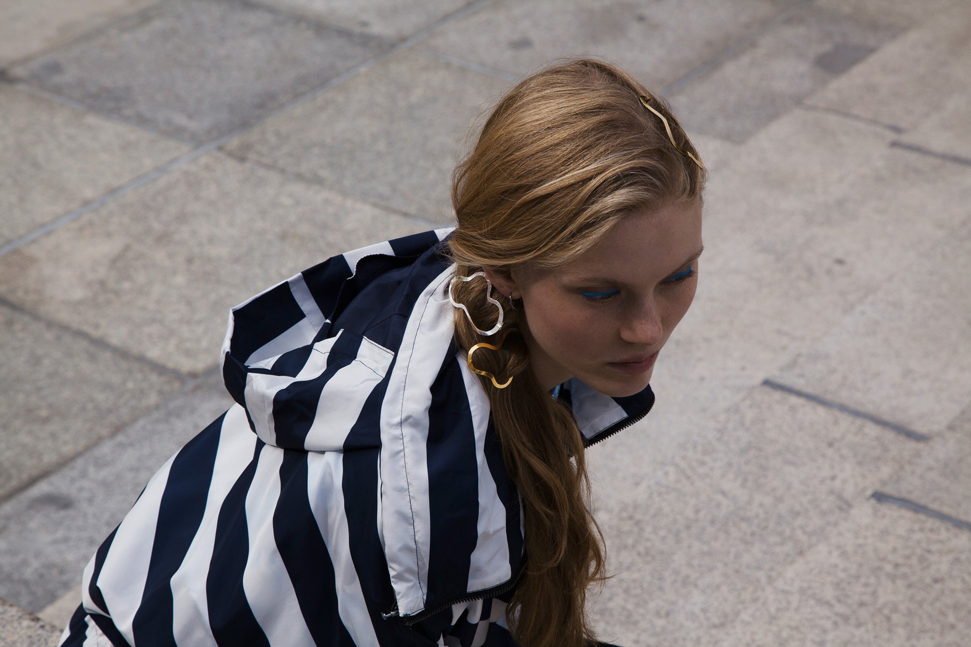 Model wearing her hair in a side low ponytail secured with Clinq hair clips Greta in silver-plated and gold-plated