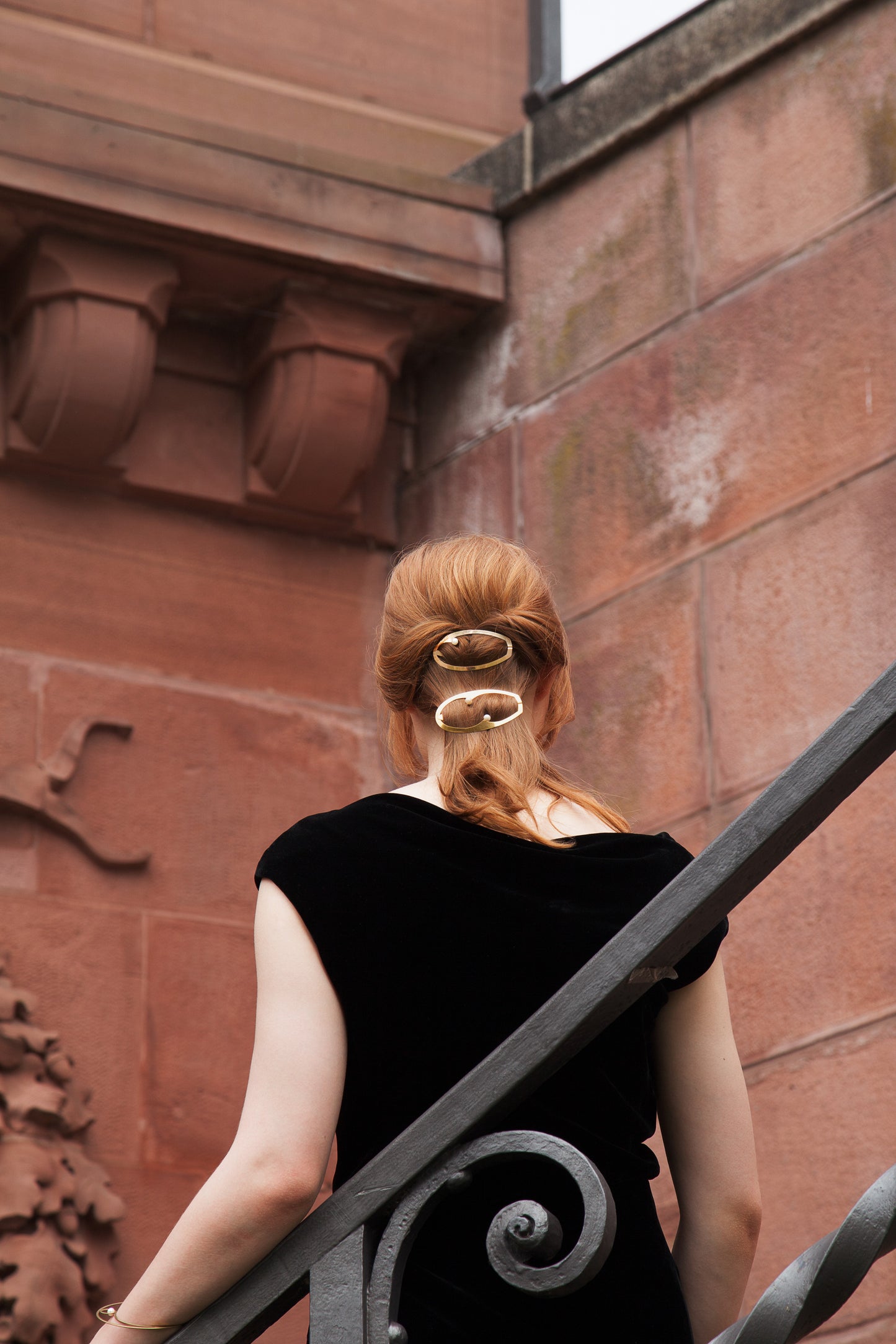 Stunning hairstyle with designer hair clip ELSA and MAE by Clinq gold plated with pearls