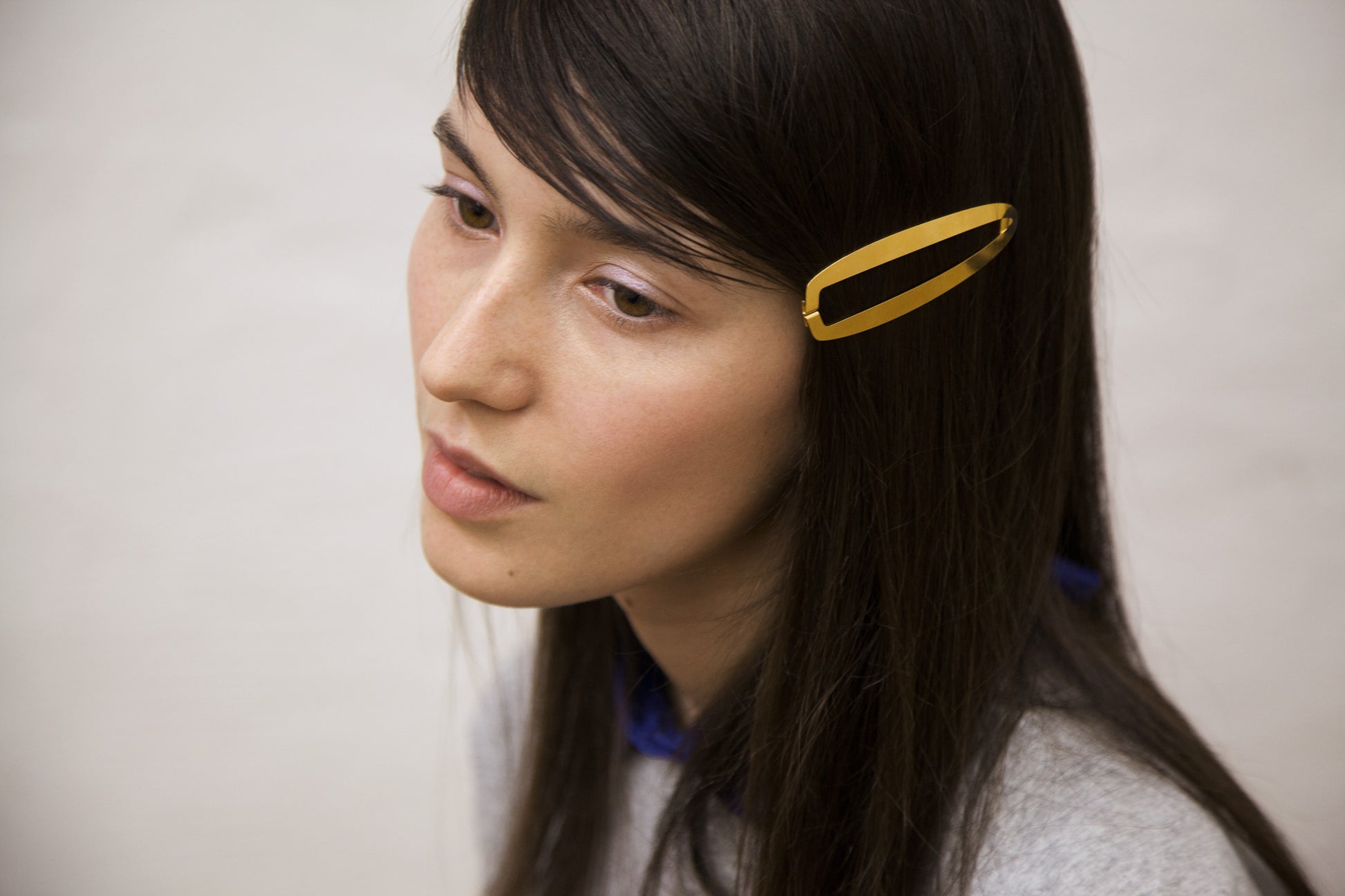 Side view of model wearing designer hair clip Gaia in gold-plated by Clinq