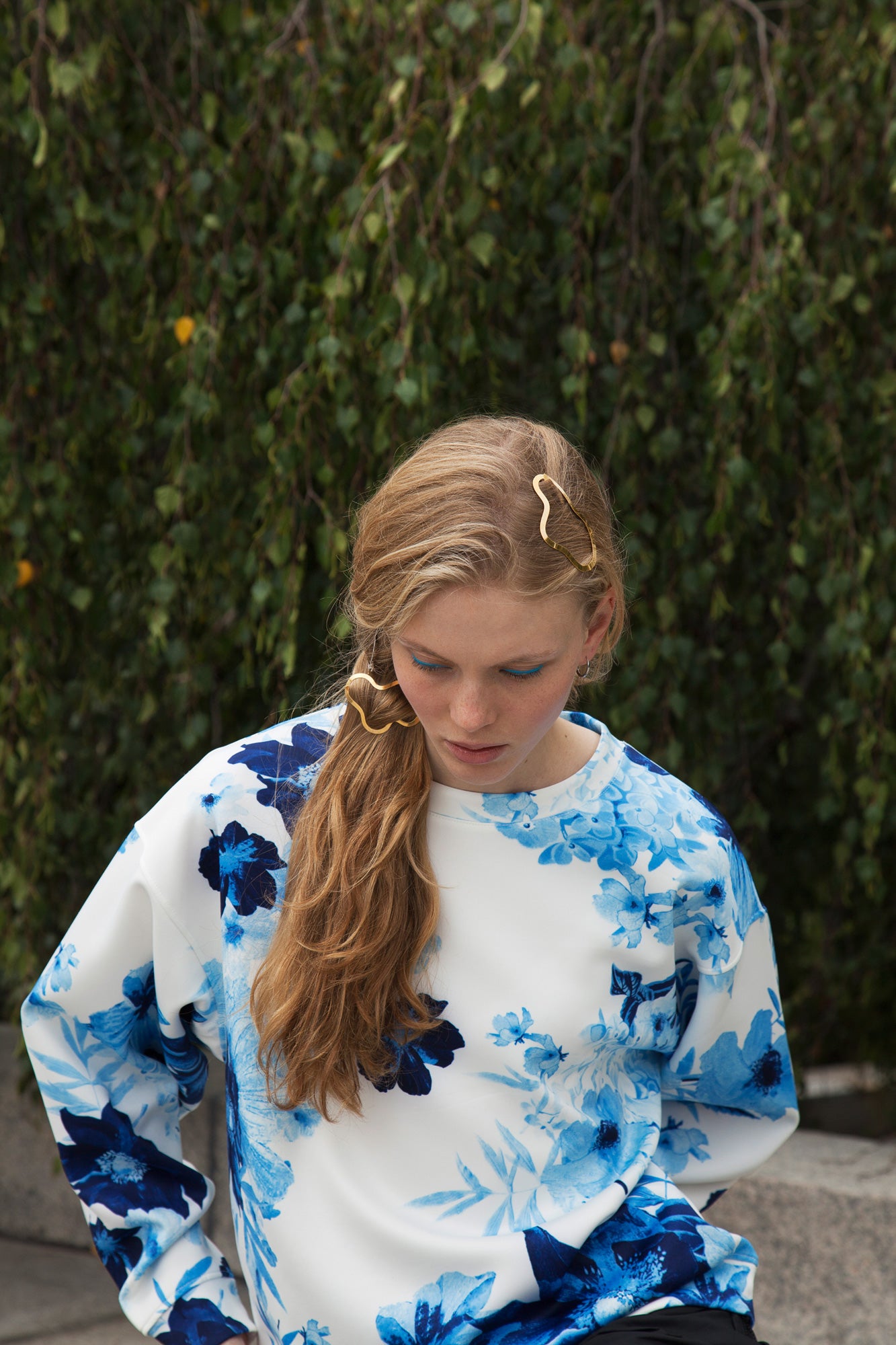 Model wearing a low side ponytail with hair clip Greta and Simone on the side