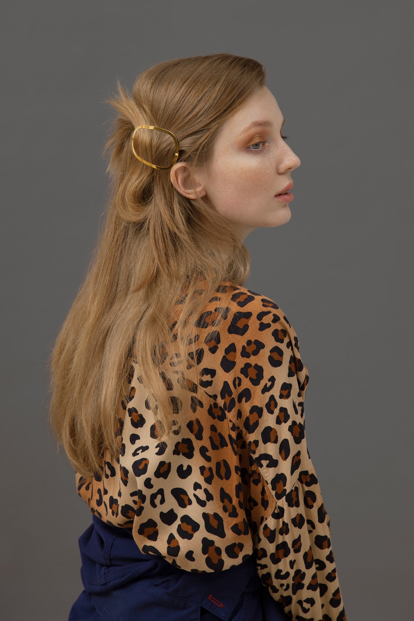 Model wearing her hair down styled on the side with designer hair clip Ginger by Clinq