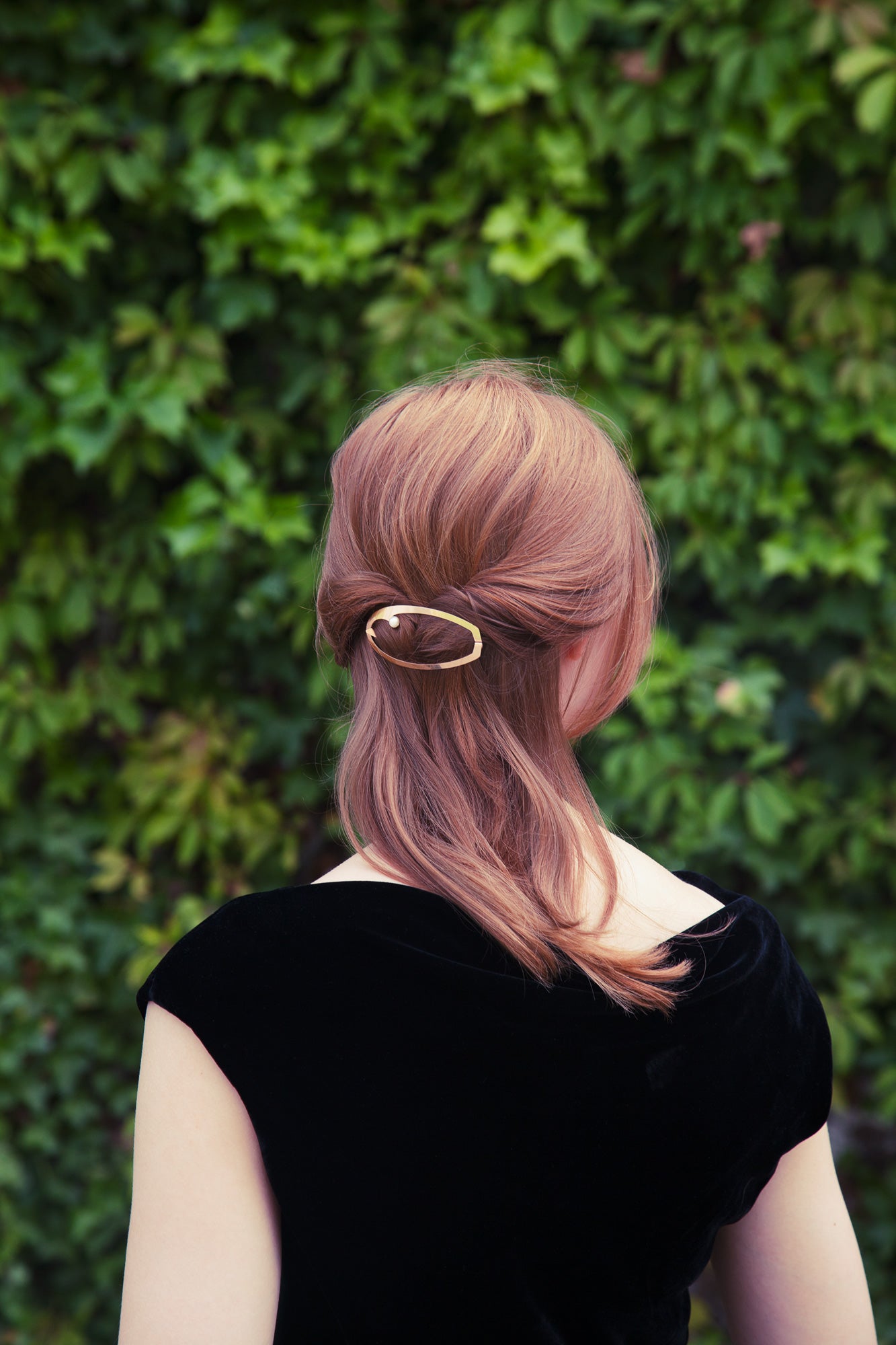 Elegant and stunning half updo hairstyle with designer hair clip Elsa by Clinq with pearls