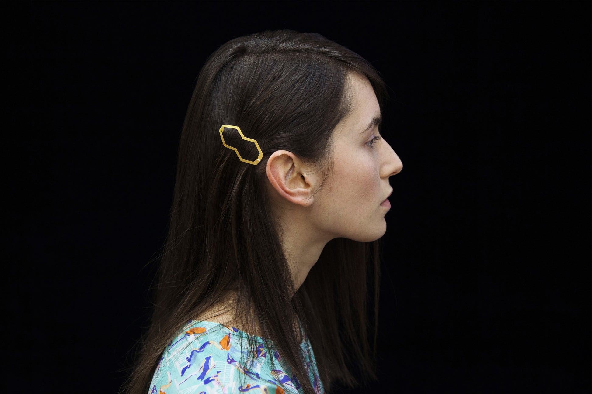 Model wearing designer hair clip Bia in gold-plated. Hair jewelry by CLINQ made in Berlin