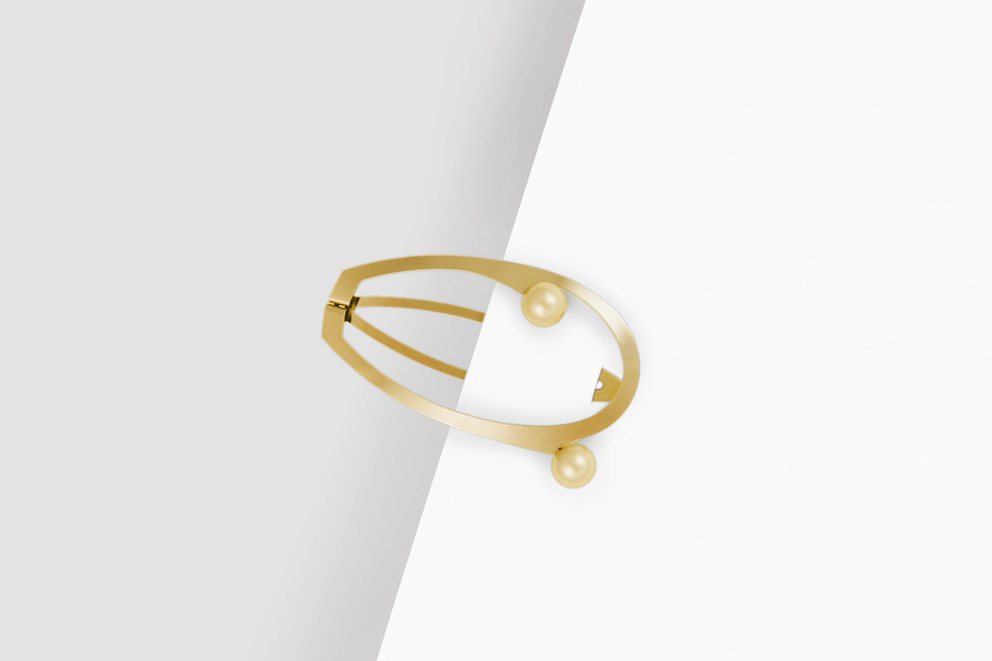 Gold-plated stainless steel hair clip embellished with gold coloured shell pearls