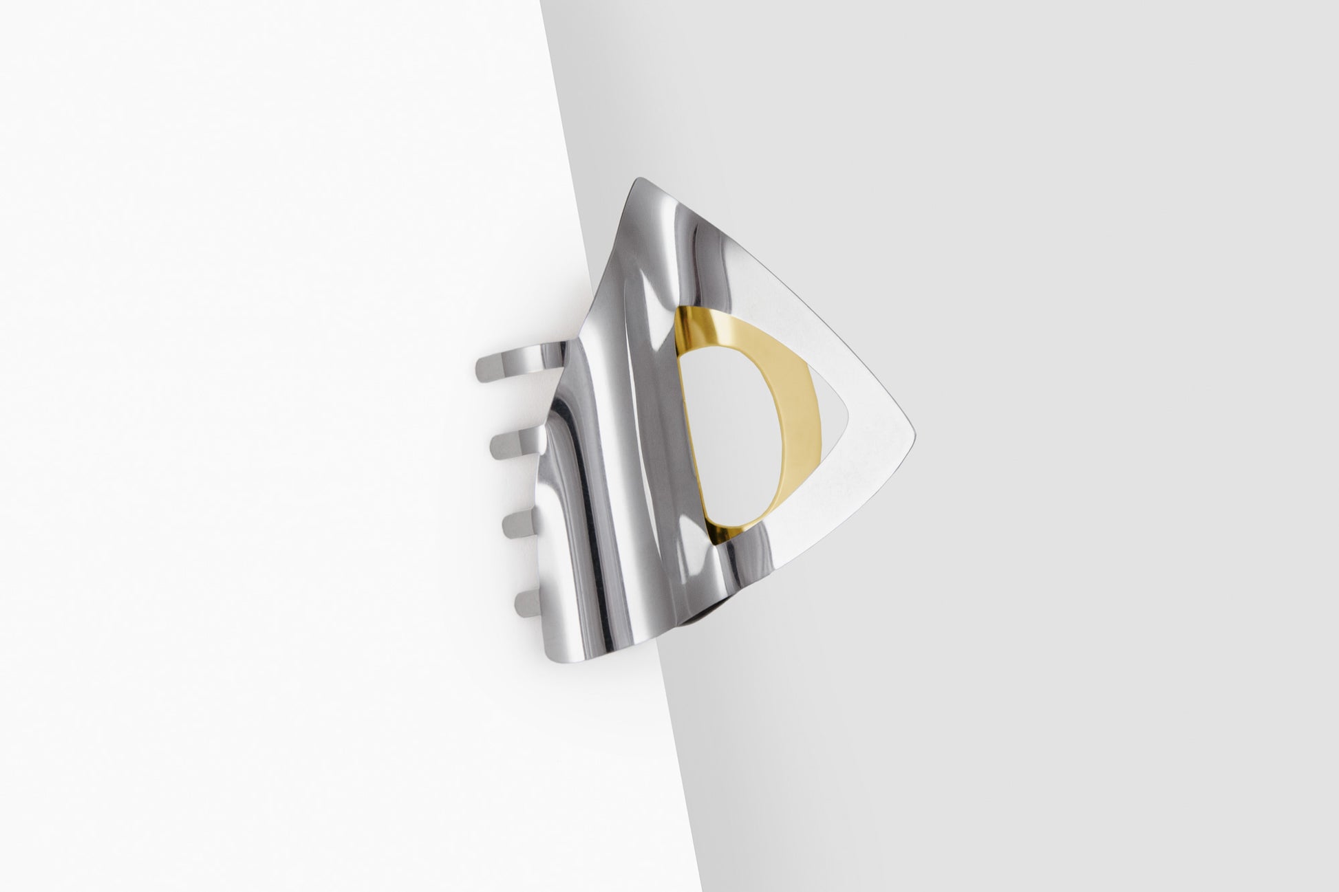 Product shot of mirror polished 2 tone claw clip Pia by CLINQ