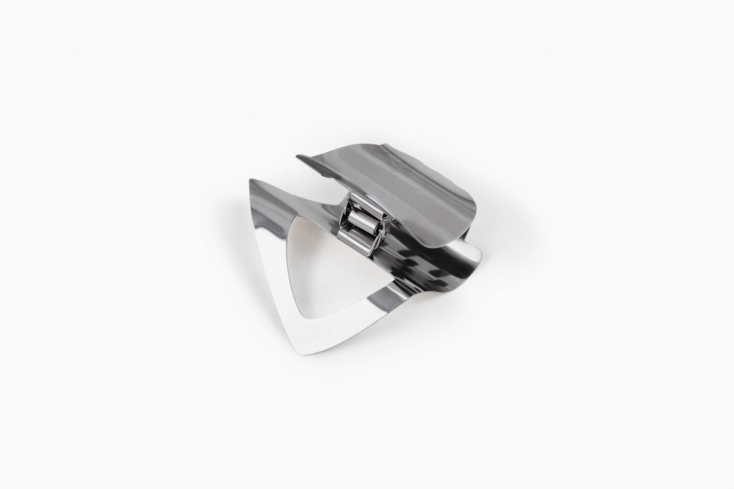 Product shot of asymmetrical claw clip Pia by CLINQ shoing its hidden spring signature feature