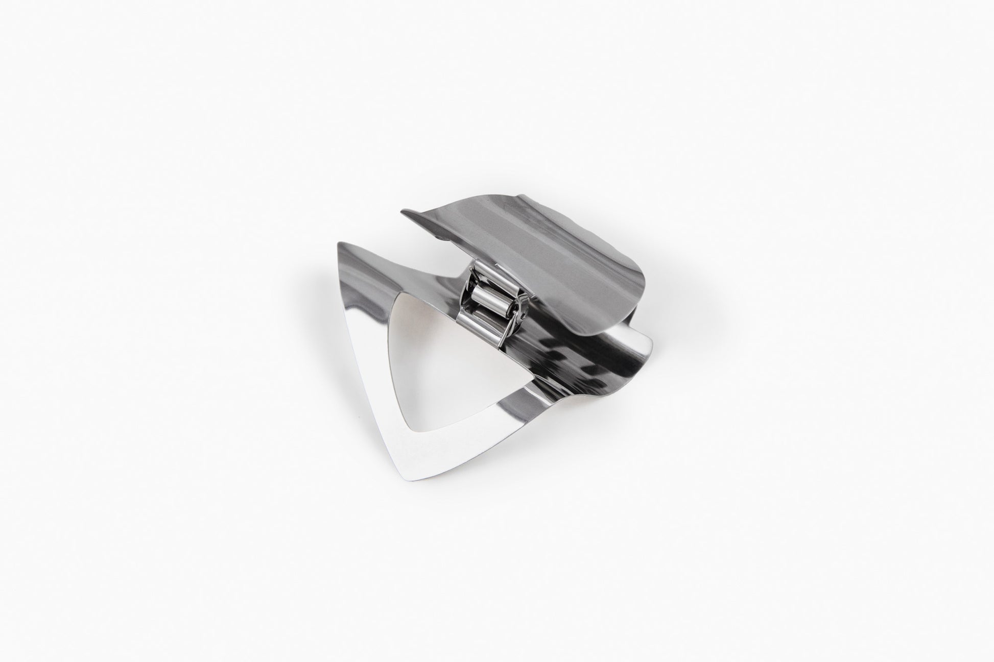 Product shot of asymmetrical claw clip Pia by CLINQ shoing its hidden spring signature feature