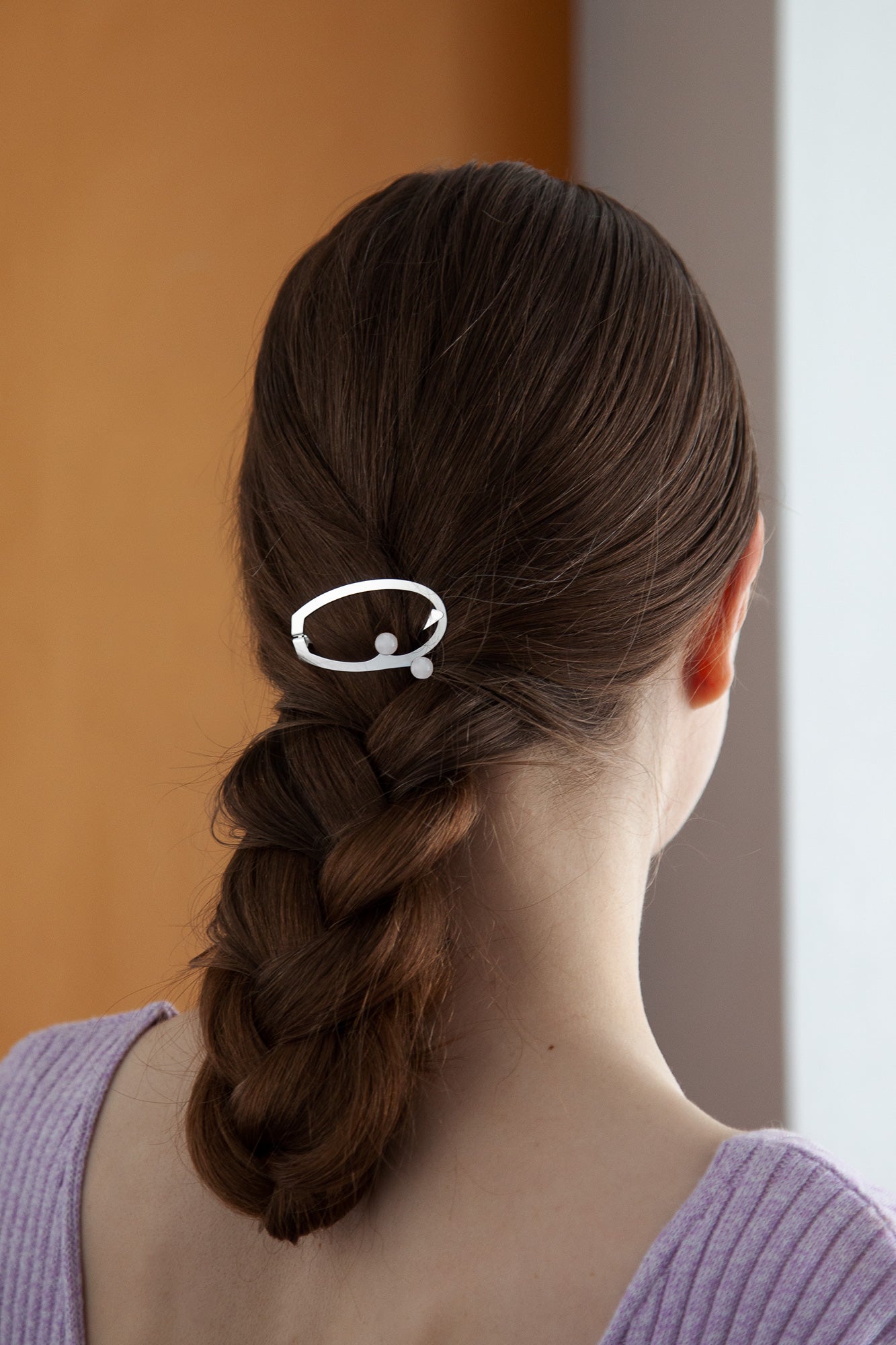 clinq-_17-sara hair clip with shell pearls-02