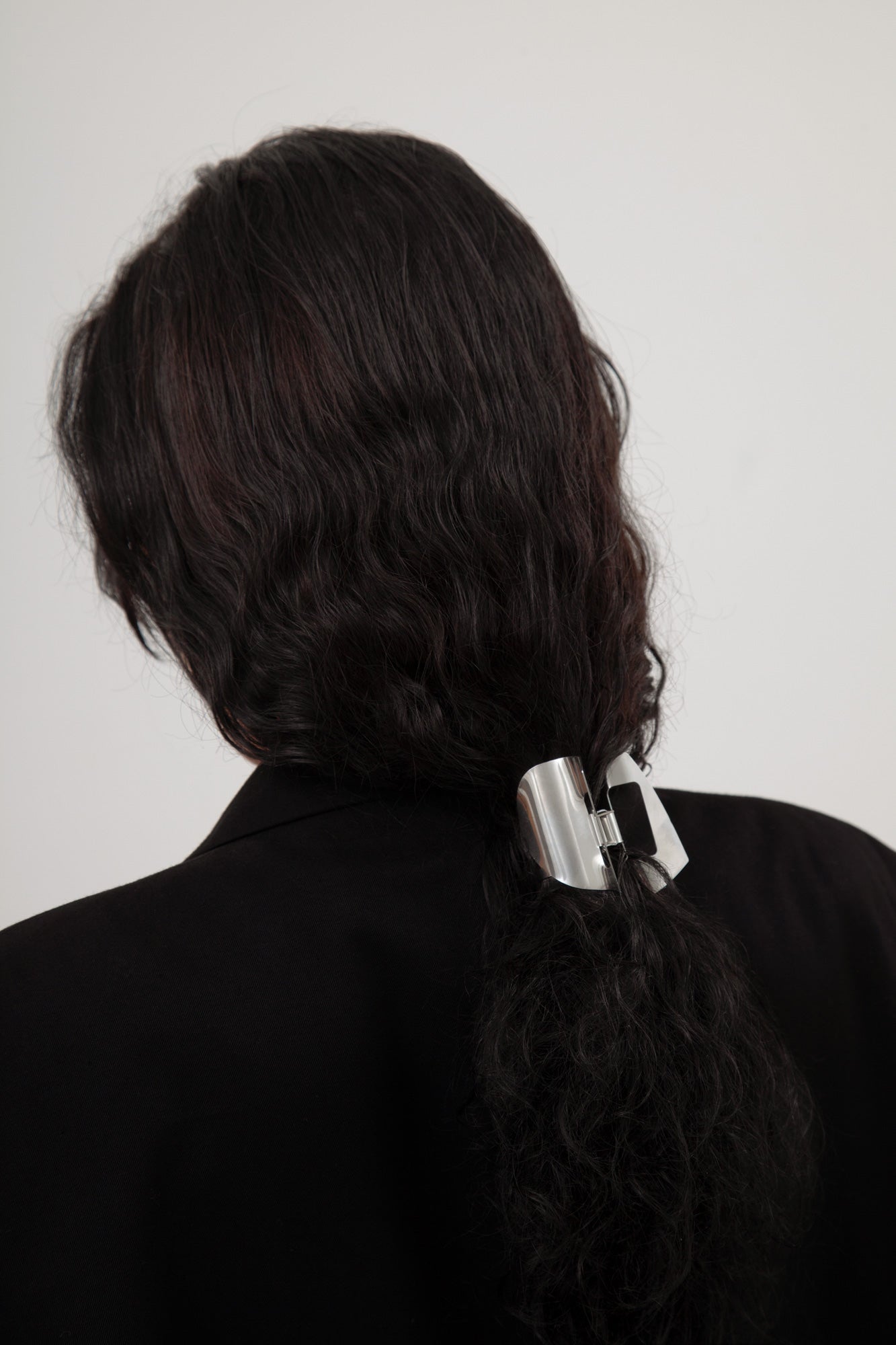 Woman with a ponytail tied back with designer claw clip MIRA by CLINQ