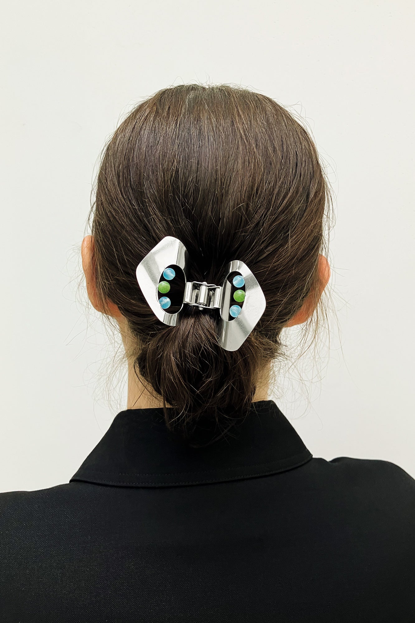 Woman with ponytail hold together with designer claw clip YARA by CLINQ
