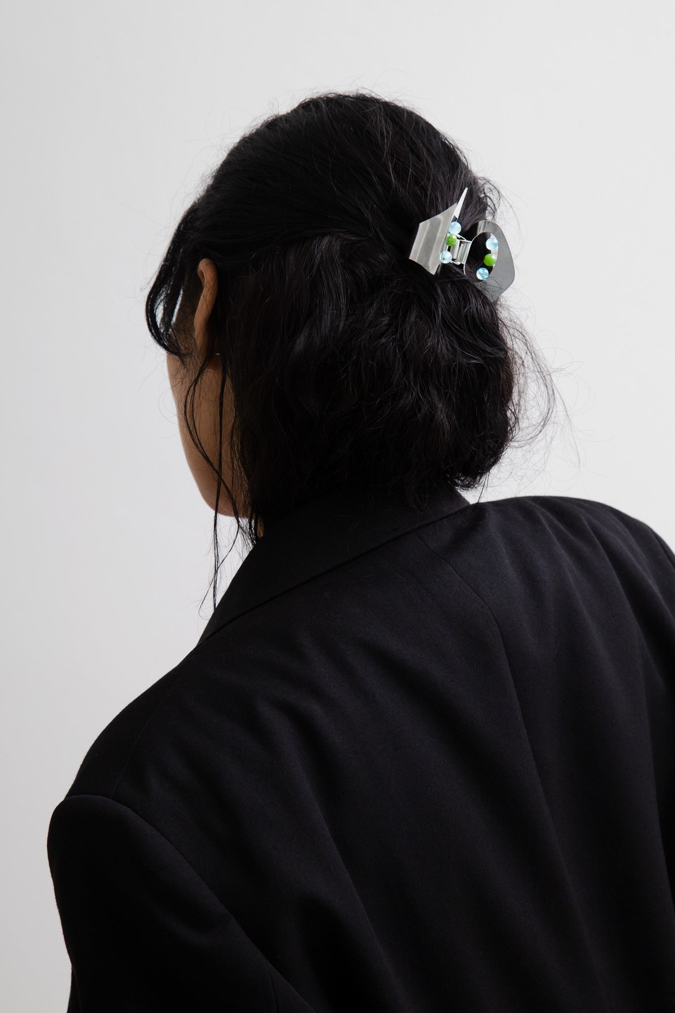 Women with her hair tied back using designer claw clip YARA by CLINQ