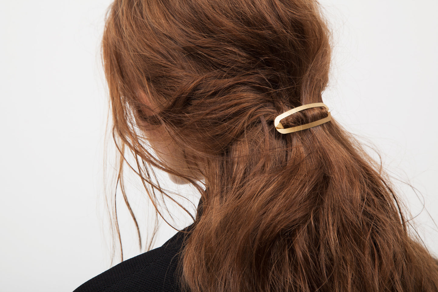 Model wearing minimalist gold-plated hair clip Ada by CLINQ