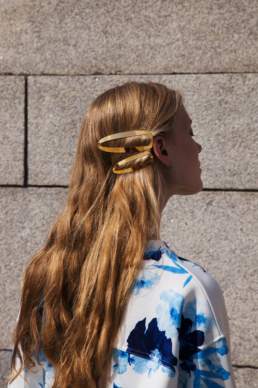 Side view of model Nina wearing designer barrette BEA and GAIA in gold-plated  by CLINQ