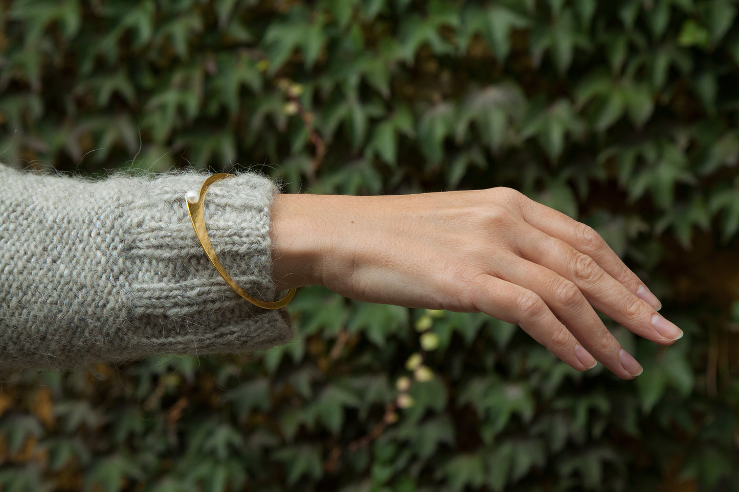 close up of the bangle bracelet Dahlia by Clinq in gold-plated