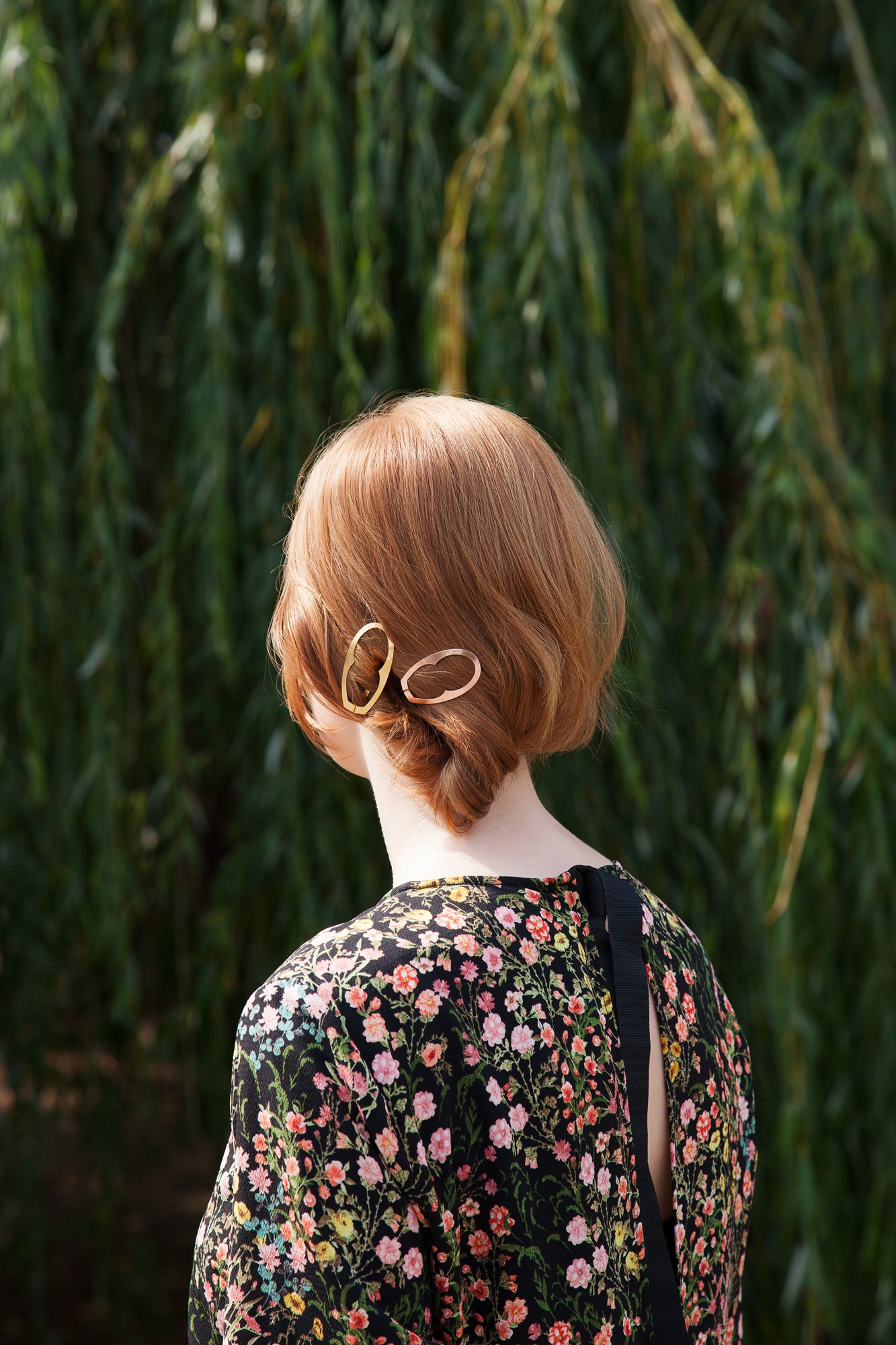 Gold-plated hair clips Enid by Clinq styled with a low twisted chignon 